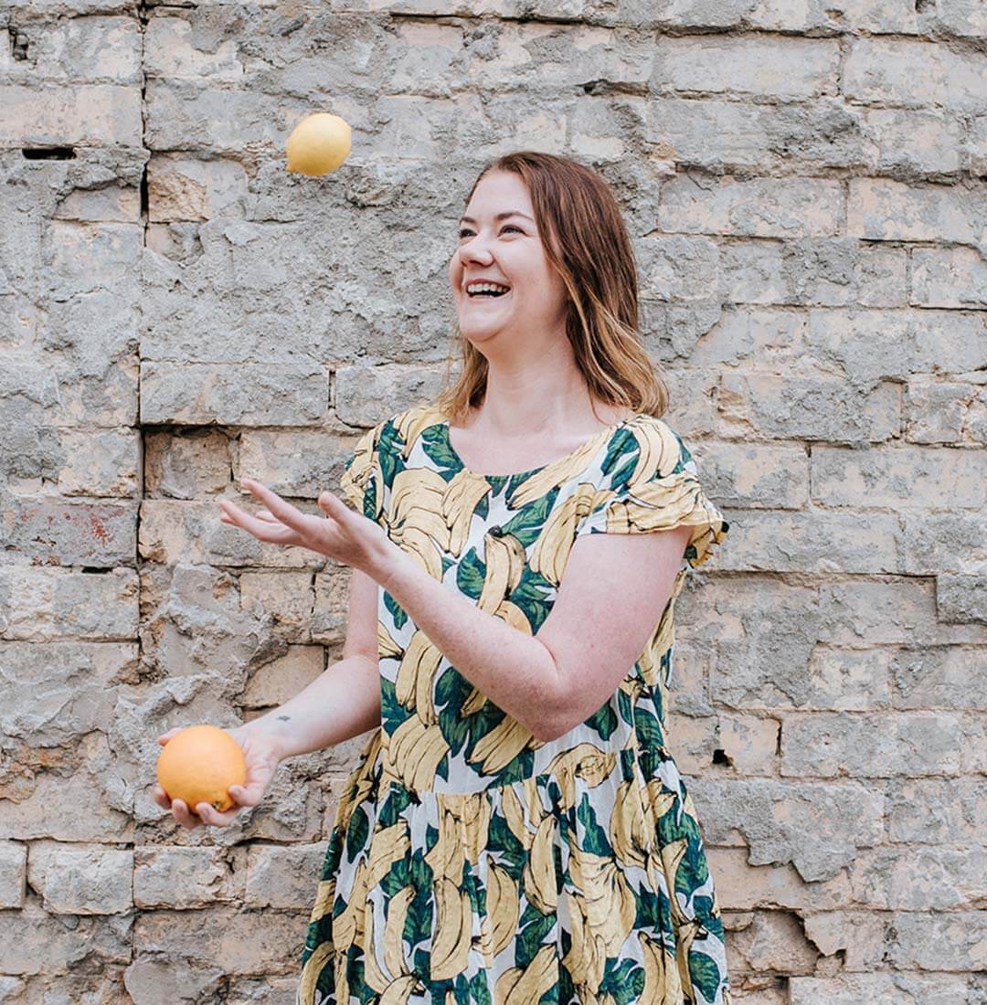 Mel Finlay juggling oranges